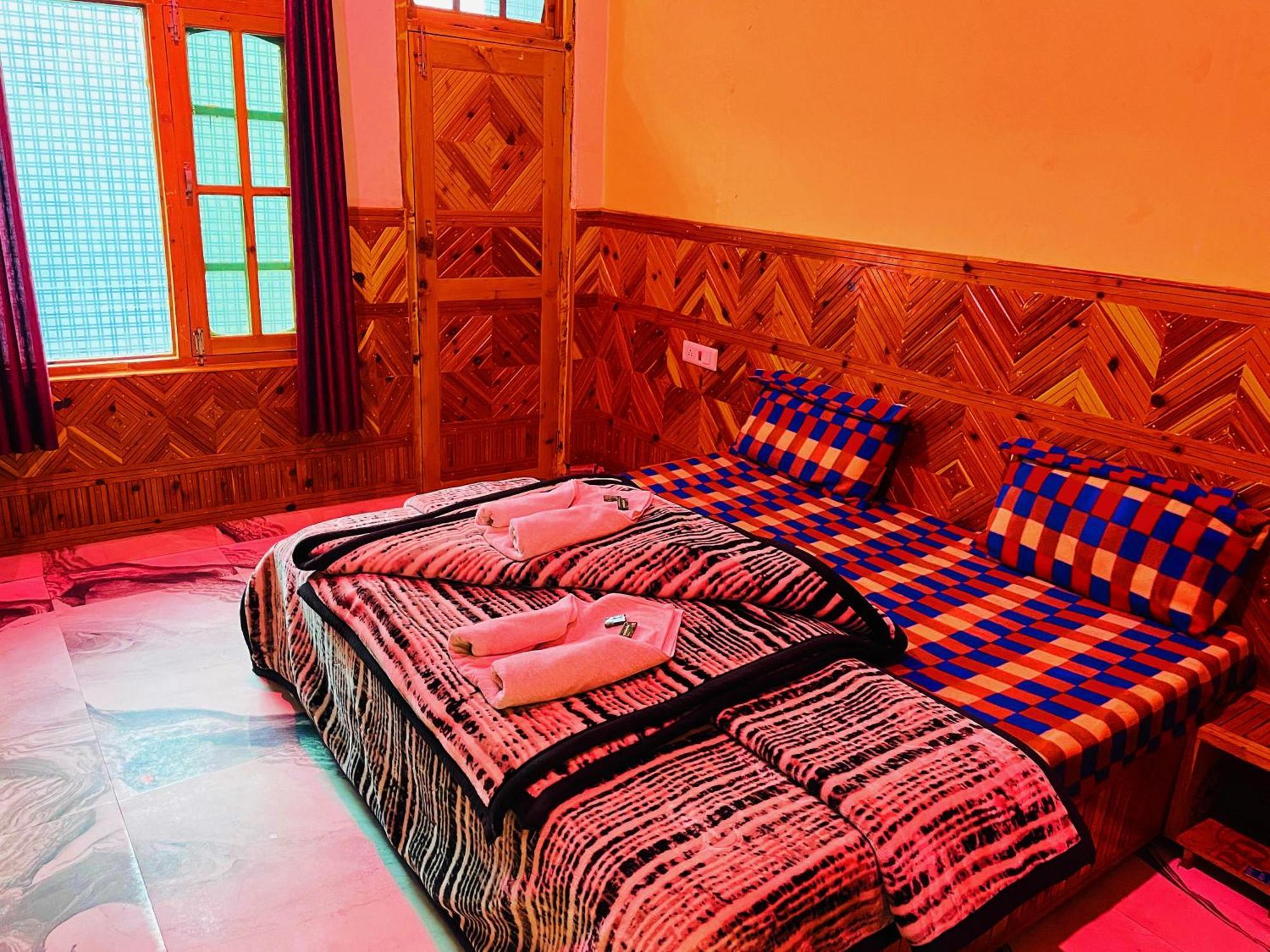 Chalo Chhalal Hotel & Cafe Касоль Экстерьер фото