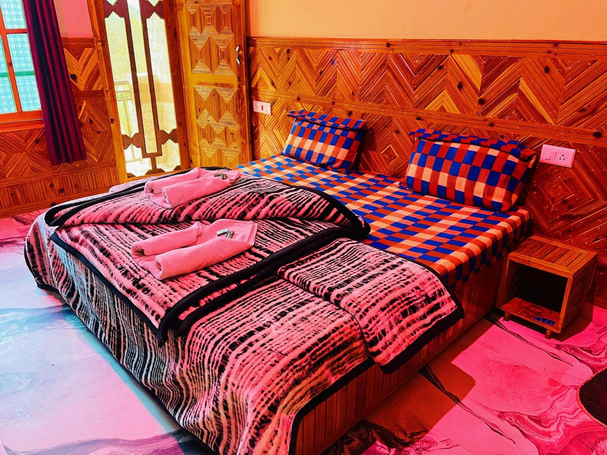 Chalo Chhalal Hotel & Cafe Касоль Экстерьер фото